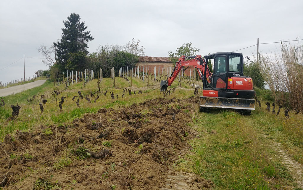 Preparing the soil for the new plantings at Castellazzi, Canelli, 2021